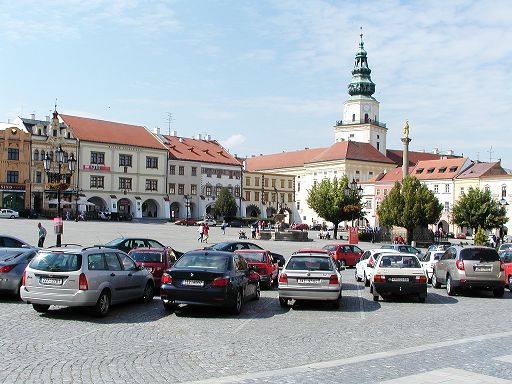 Kroměřížské náměstí se zámkem v pozadí